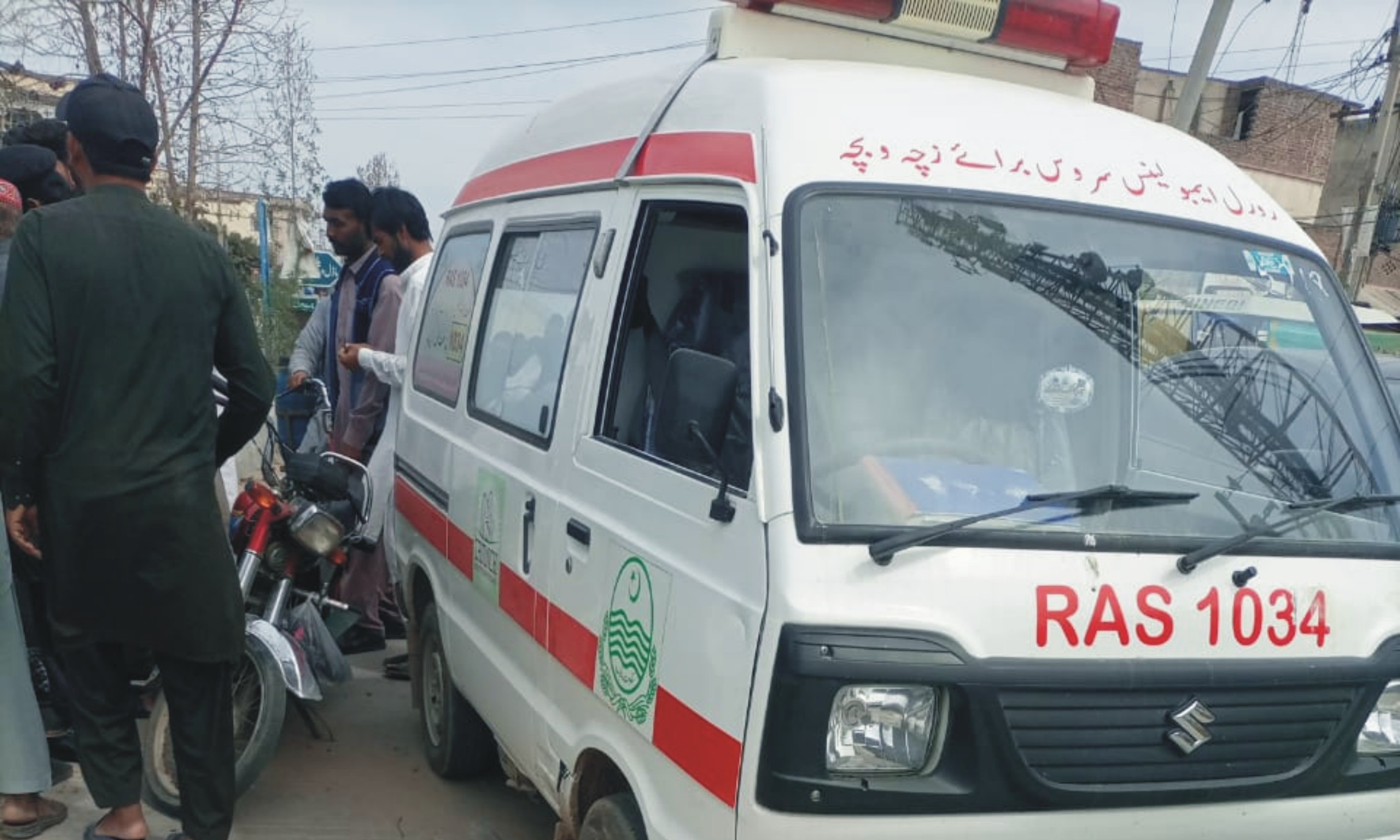 نونانوالی:برنالی چوک میں ایمبولینس اور موٹرسائیکل میں تصادم،موٹرسائکل سوار بچوں سمیت زخمی