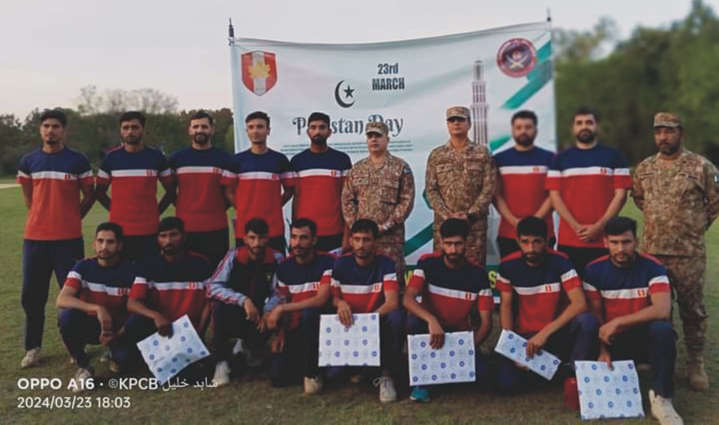 گجرات: 23 مارچ یوم پاکستان ، مجاھد بٹالین Ak47 کے زیر انتظام پاک فوج اور سویلین کرکٹ ٹیموں کے درمیان دوستانہ میچ کھیلا گیا