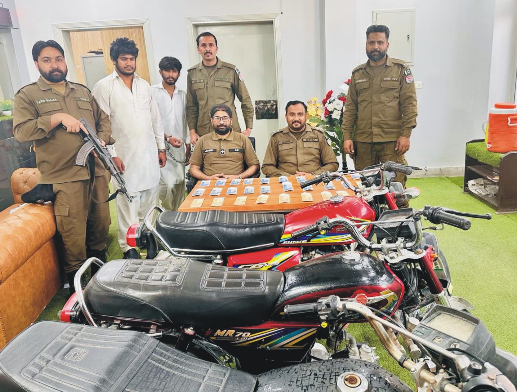 گجرات: تھانہ بی ڈویژن پولیس کی بڑی کاروائی ,موٹر سائیکل چوری کی وارداتوں میں مطلوب2ملزمان گرفتار3 عدد موٹر سائیکل اور 1لاکھ روپے نقدی برآمد