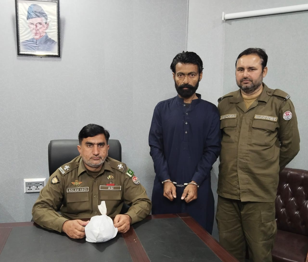 سرائے عالمگیر پولیس کا منشیات فروشوں کے خلاف کریک ڈاؤن جاری , 2 منشیات فروش رنگے ہاتھوں گرفتار، اڑھائی کلوسے زائد چرس برآمد