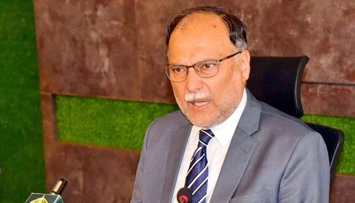 پی ٹی آئی کو نشان اور نشستیں اپنی غلطی سے نہیں ملیں، احسن اقبال