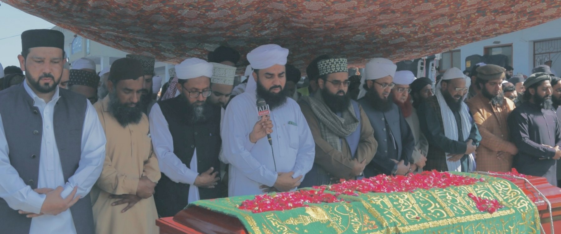 گجرات:امیر عالمی تنظیم اہلسنت پیر محمد افضل قادری کی نماز جنازہ کا نیک آباد میں تاریخی اجتماع،ہزاروں افراد شریک