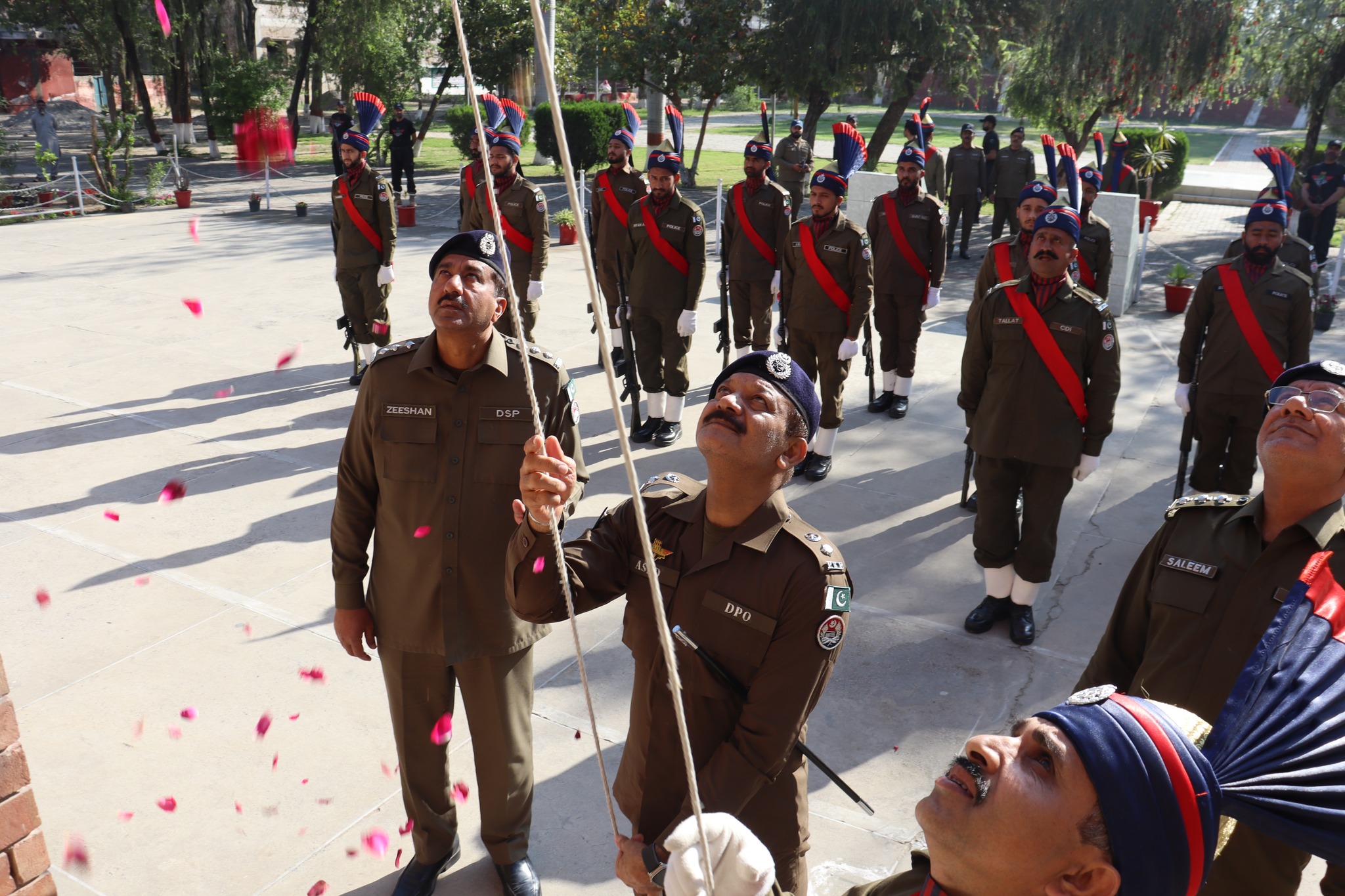 یوم پاکستان کے موقع پر پولیس لائنزگجرات میں پرچم کشائی کی تقریب