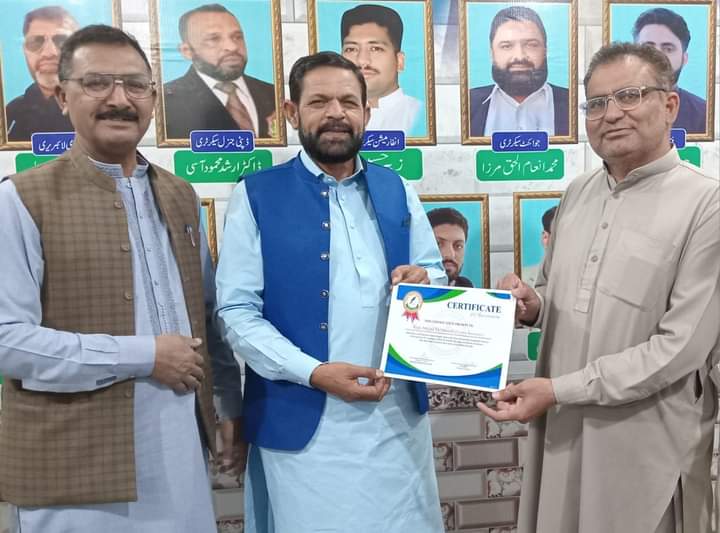 سابق فنانس سیکرٹری تحصیل پریس کلب سرائے عالمگیر راجہ امجد محمود کو بہترین کارکردگی پر سرٹیفکیٹ جاری کر دیا گیا