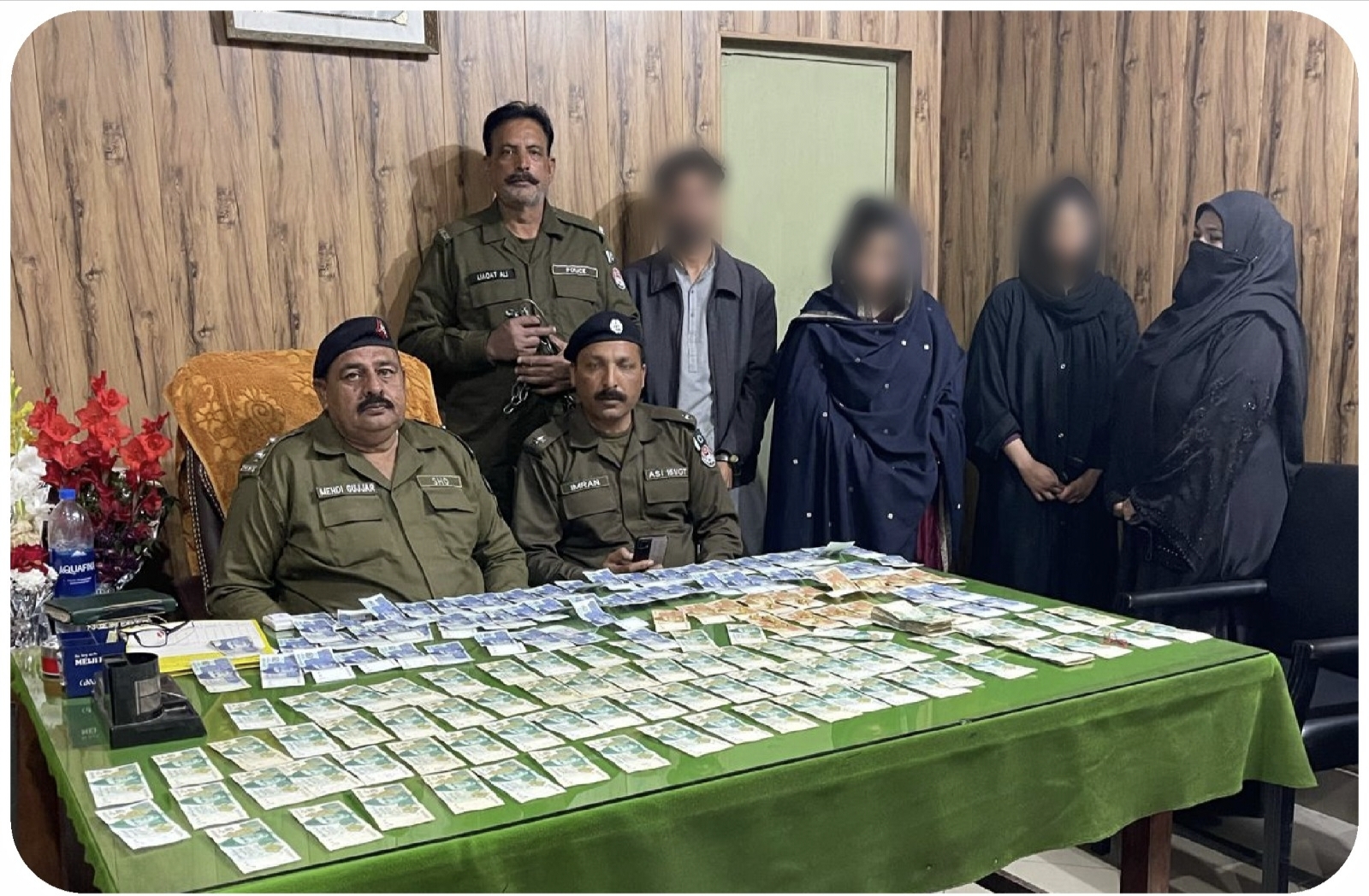 گجرات پولیس نے چوری کی وارداتیں کرنے والا دو خواتین سمیت تین ملزمان کا گینگ گرفتار کرلیا