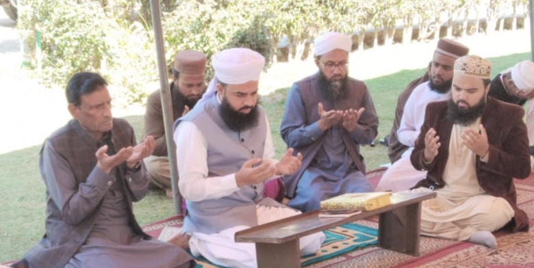 سابق صوبائی وزیر میاں طارق محمود کا امیر عالمی تنظیم اہلسنت پیر محمد افضل قادری کی وفات پر ان کے صاحبزادے سے اظہار تعزیت اور فاتحہ خوانی