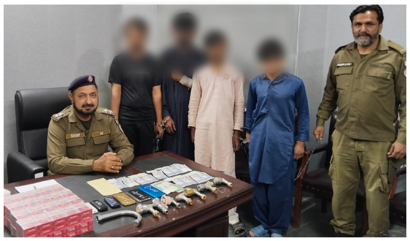 پولیس تھانہ سٹی سرائے عالمگیر نے چوری کی وارداتیں کرنیوالے 4 ملزمان کو گرفتار کر لیا, 6 موبائل فون، 10ڈنڈے سگریٹ اور 15ہزار نقدی برآمد