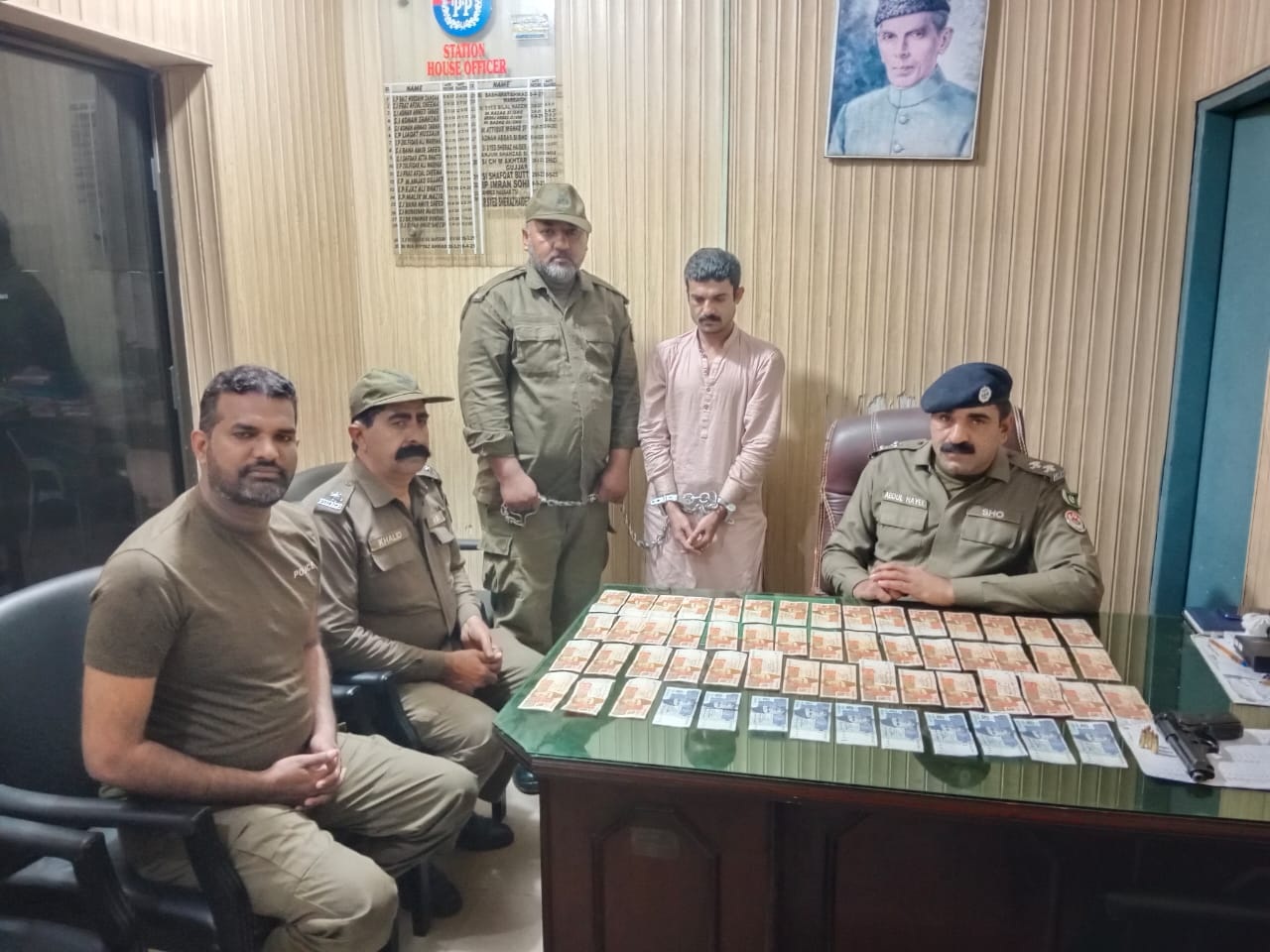 تھانہ لاری اڈا پولیس نے ڈکیت گرفتار کرلیا‘ نقدی اور اسلحہ برآمد