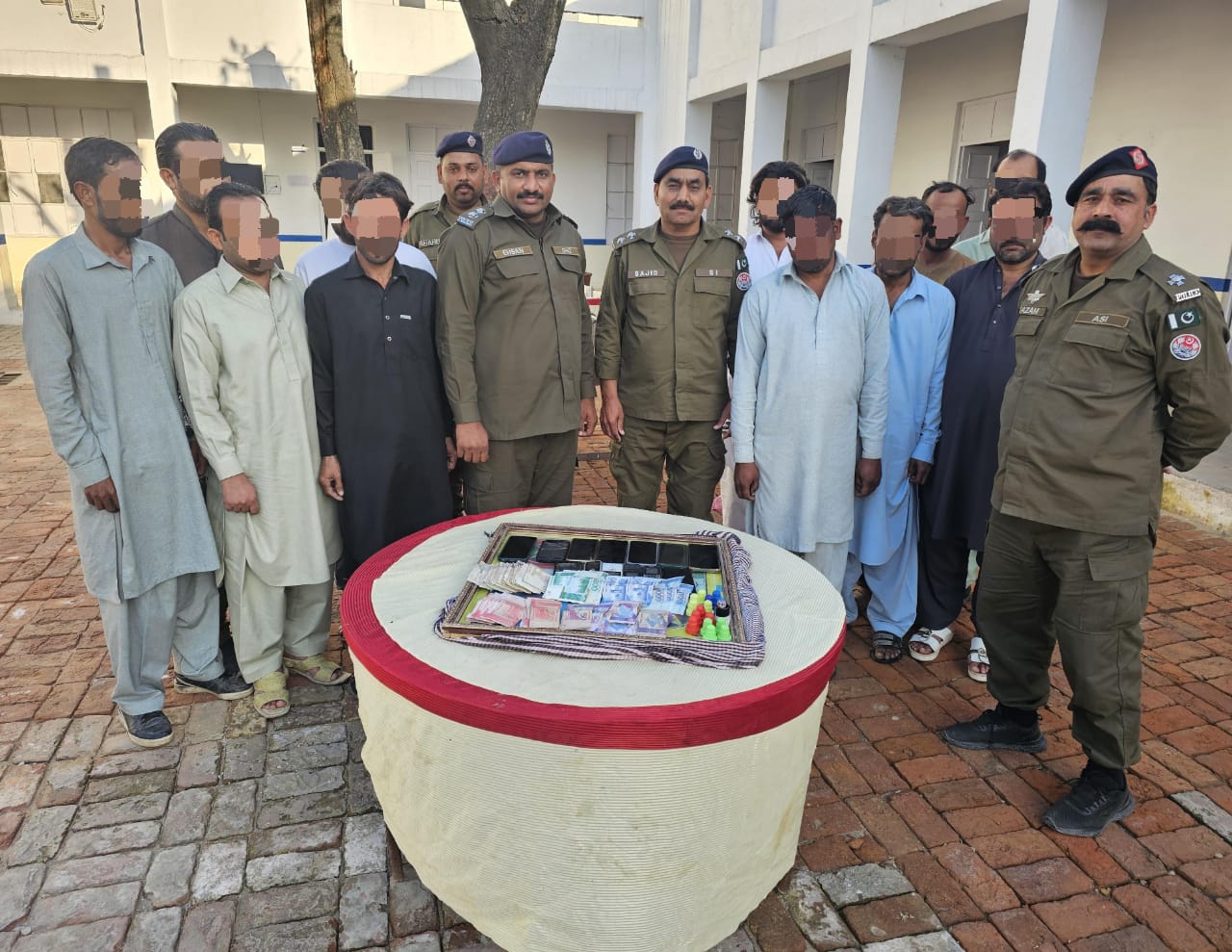 انچارج چوکی سٹی دینہ کی اہم کاروائی،قمار بازی کے مقدمہ میں ملوث 11 ملزمان گرفتار