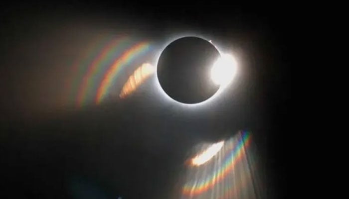 خلا سے سورج گرہن کا منظر کیسا نظر آتا ہے: ناسا نے ویڈیو شیئر کردی