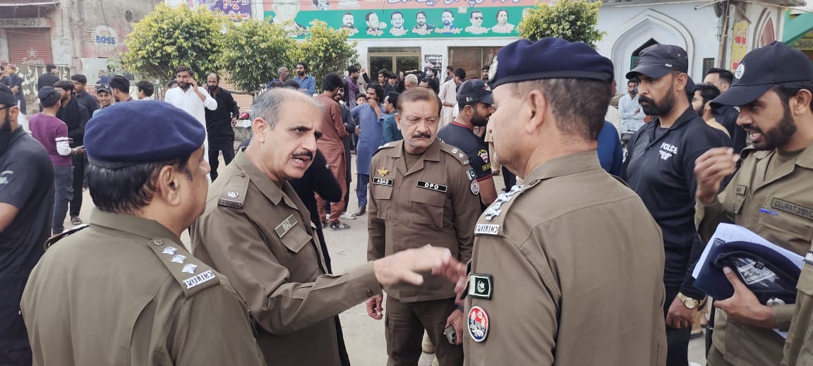 ڈی پی او گجرات سید اسدمظفر اور ایس پی انویسٹی گیشن مہر محمد ریاض نےلالہ موسیٰ مرکزی امام بارگاہ سے برآمد ہو نے والے جلوس کی سیکورٹی چیک کی