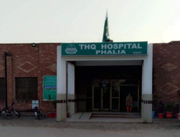 ہیلتھ کونسل تحصیل پھالیہ کے اراکین چوہدری بشیر احمد تارڑ چیف آفیسر میونسپل کمیٹی ، حاجی شہنشاہ بابر ،ہارون حسن و دیگر کا تحصیل ہیڈ کوارٹر ہسپتال پھالیہ کا دورہ