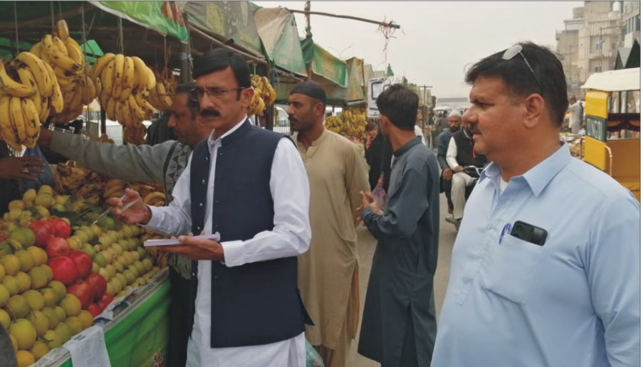 دینہ:تحصیلدار شمشیر حیدر رانجھا کی مہنگے داموں روٹی،نان، فروٹ، سبزی اور مرغی کا گوشت فروخت کرنیوالوں کیخلاف کاروائیاں، ہزاروں روپے کے جرمانے