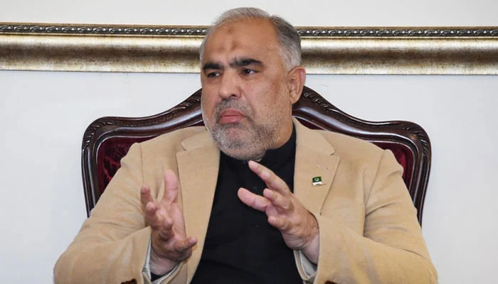 افغان جنگ نے خیبر پختونخوا کی معیشت کو تباہ کیا، آئین کے مطابق اختیارات کی تقسیم ضروری ہے: اسد قیصر