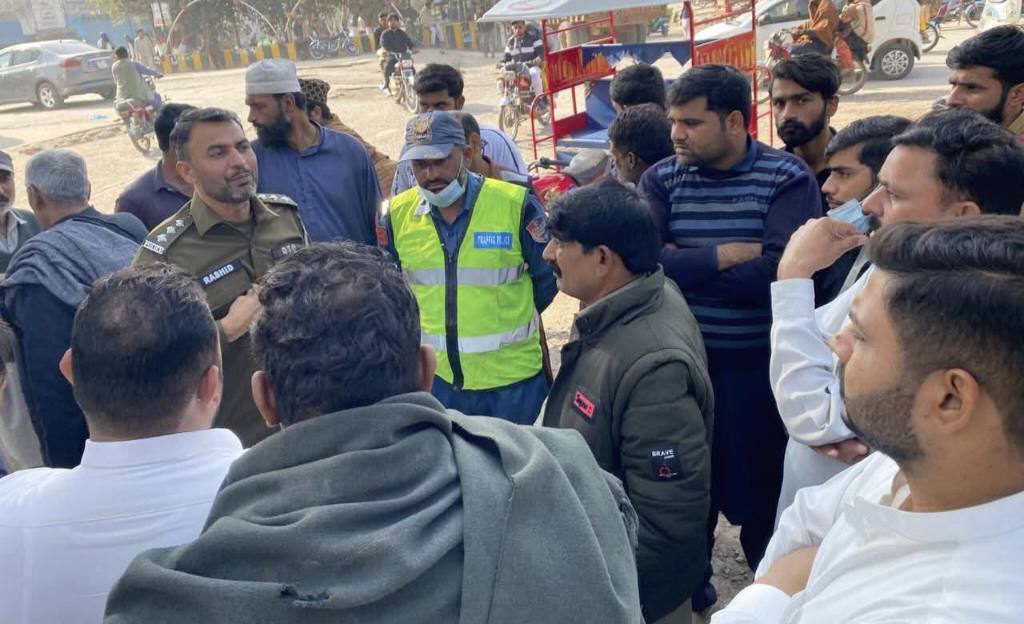 منڈی بہاءالدین: لاری اڈا پھالیہ پر ٹریفک پولیس کی آگاہی مہم، خلاف ورزی پر سخت کارروائی کا اعلان
