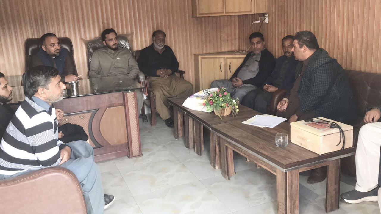 ڈنگہ: رمضان المبارک میں عوام کو ریلیف دینے کے لیے سیکرٹری مارکیٹ کمیٹی اور سبزی و فروٹ منڈی کے تاجروں کا اہم اجلاس، قیمتیں کنٹرول کرنے کا فیصلہ