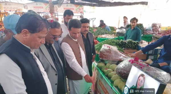 ڈپٹی کمشنر عدیل حیدر اور خالد محمود رانجھا کا نگہبان رمضان بازار کا دورہ، سبسڈی والے ریٹس کی تعریف