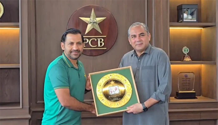 چیئرمین پی سی بی محسن نقوی کی سرفراز احمد سے ملاقات، پاکستان کرکٹ کے لیے خدمات کو خراجِ تحسین