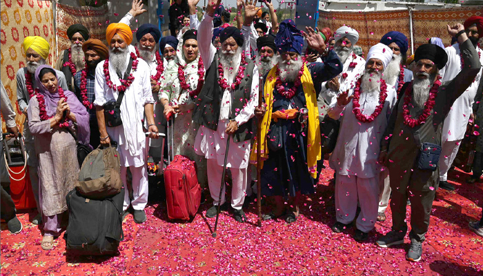 بیساکھی میلہ: 2700 سے زائد بھارتی سکھ یاتریوں کی پاکستان آمد، واہگہ بارڈر پر والہانہ استقبال