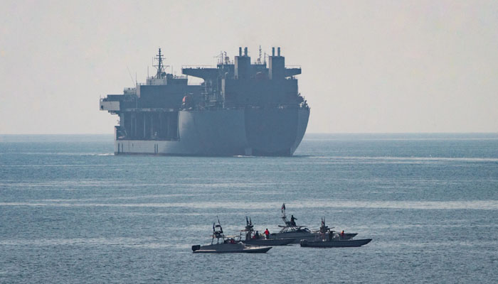 آبنائے ہرمز کی ناکہ بندی: امریکی سینٹ کام کے دعوے اور امریکی جریدے کی متضاد رپورٹ