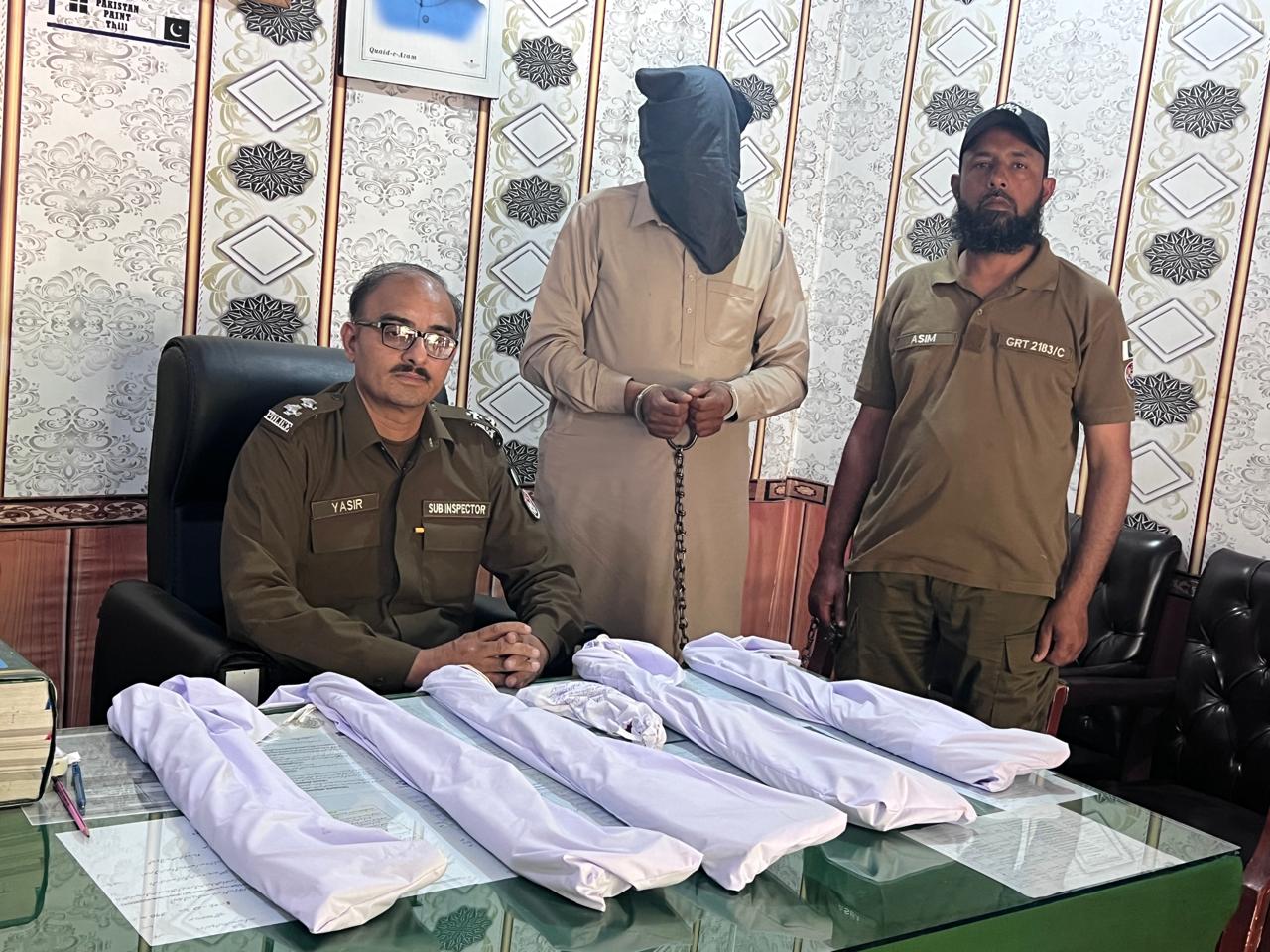 گجرات پولیس کاناجائزاسلحہ برداروں کیخلاف کریک ڈاؤن،3ملزمان گرفتار،5 عدد پمپ ایکشن 12 بور اور3 عدد پسٹل30بوربرآمد