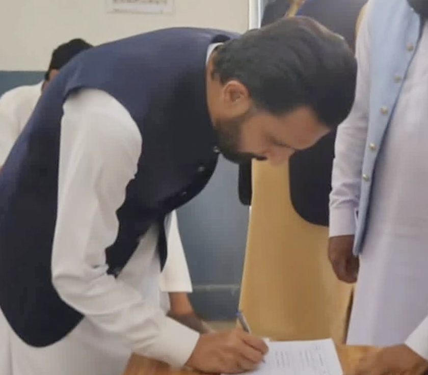 اسسٹنٹ کمشنر کھاریاں کا امتحانی مرکز گلیانہ کا اچانک دورہ، شفافیت برقرار رکھنے کی سخت ہدایات