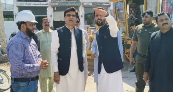 کمشنر گوجرانوالہ محمد علی کا ڈنگہ کا مختصر دورہ، ماڈل دکانوں کے بیوٹی فیکیشن پراجیکٹ کا جائزہ