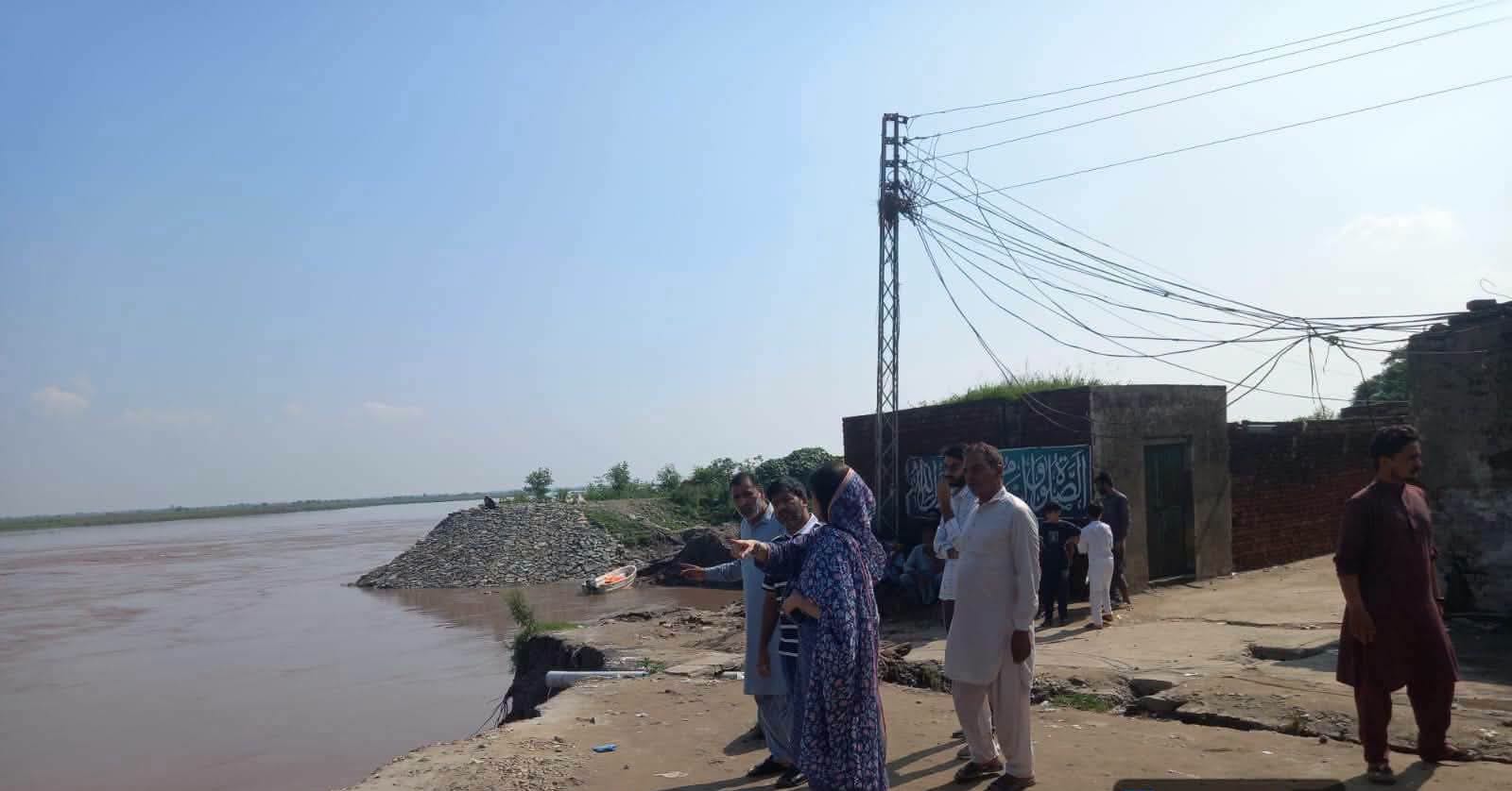 ڈپٹی کمشنر گجرات نورالعین قریشی کا موضع کوٹ غلام میں دریائے چناب کے کٹاؤ والے مقام کا دورہ