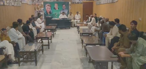 سابق صوبائی وزیر میاں طارق محمود نے رہائش گاہ ڈنگہ پر عوامی مسائل سنے اور حل کی یقین دہانی کرائی