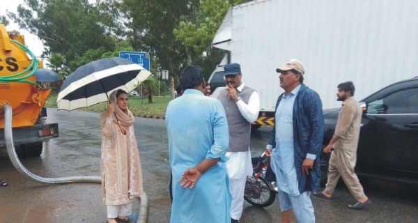 اسسٹنٹ کمشنر سرائے عالمگیر اور چیف آفیسر کی بروقت کارروائی، جی ٹی روڈ سے بارش کا پانی نکلوا دیا گیا