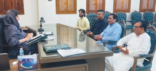 سرائے عالمگیر پریس کلب کے وفد کی ڈپٹی کمشنر گجرات سے ملاقات، علاقائی مسائل اور انتظامی امور پر گفتگو