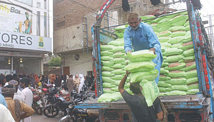 پنجاب میں 20 کلو آٹے کے تھیلے پر پابندی، صرف 10 کلو کا تھیلا فروخت کرنے کا فیصلہ، مریم نواز کی زیر صدارت اجلاس