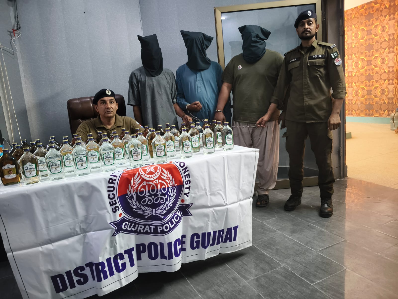 سرائے عالمگیر پولیس کی منشیات فروشوں اور غیر قانونی شراب کے خلاف کارروائی، 3 ملزمان سے 60 بوتل ولایتی شراب برآمد