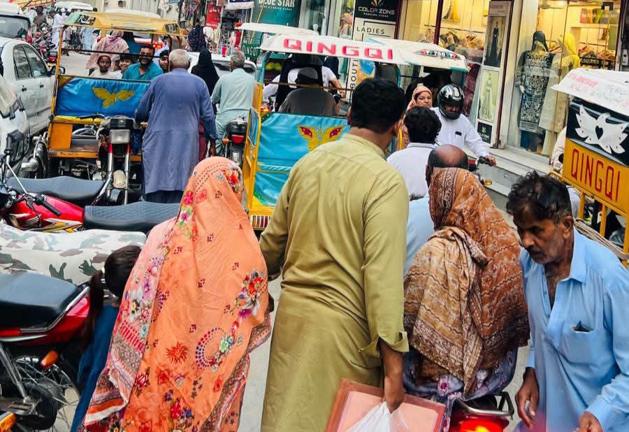 کھاریاں: گورنمنٹ اصغر گرلز ڈگری کالج کے اطراف تجاوزات کی بھرمار، بے ہنگم پارکنگ سے ٹریفک جام معمول بن گیا